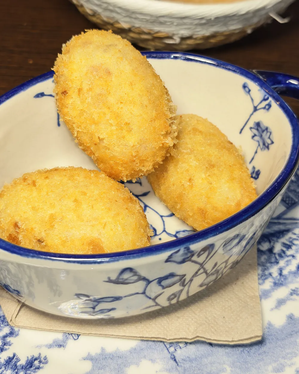 Croquetas caseras en cuenco de Talavera azul