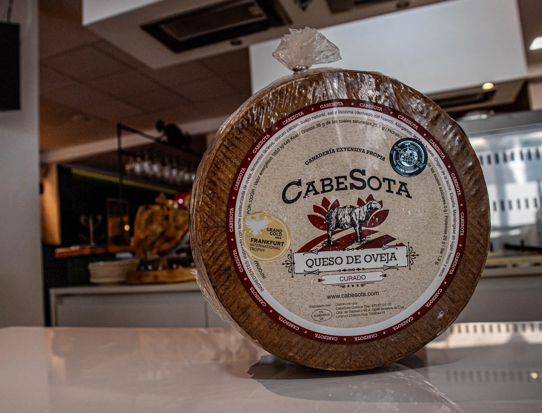 Queso de oveja curado Cabesota, entero, sobre la barra