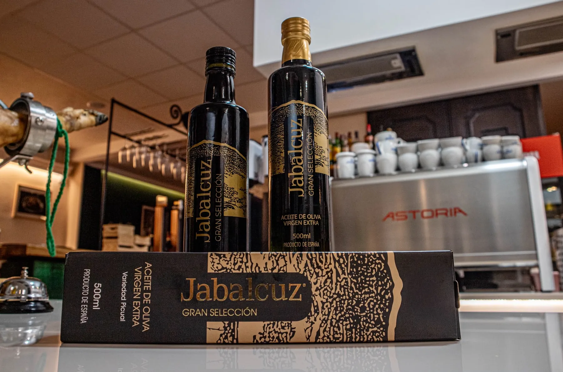 Botellas de aceite de oliva virgen extra Jabalcuz Gran Selección en la barra