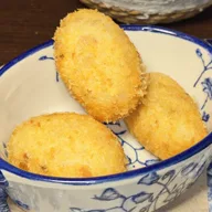 Croquetas de jamón ibérico en cuenco de Talavera